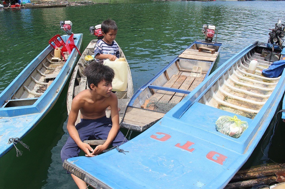 Cuộc sống gần như tách bạch hoàn toàn với thế giới bên ngoài, quanh năm chỉ gắn liền với sông nước. Du khách muốn khám phá các hòn đảo có thể di chuyển bằng ca nô hay thuyền bè của người dân làng chài này.