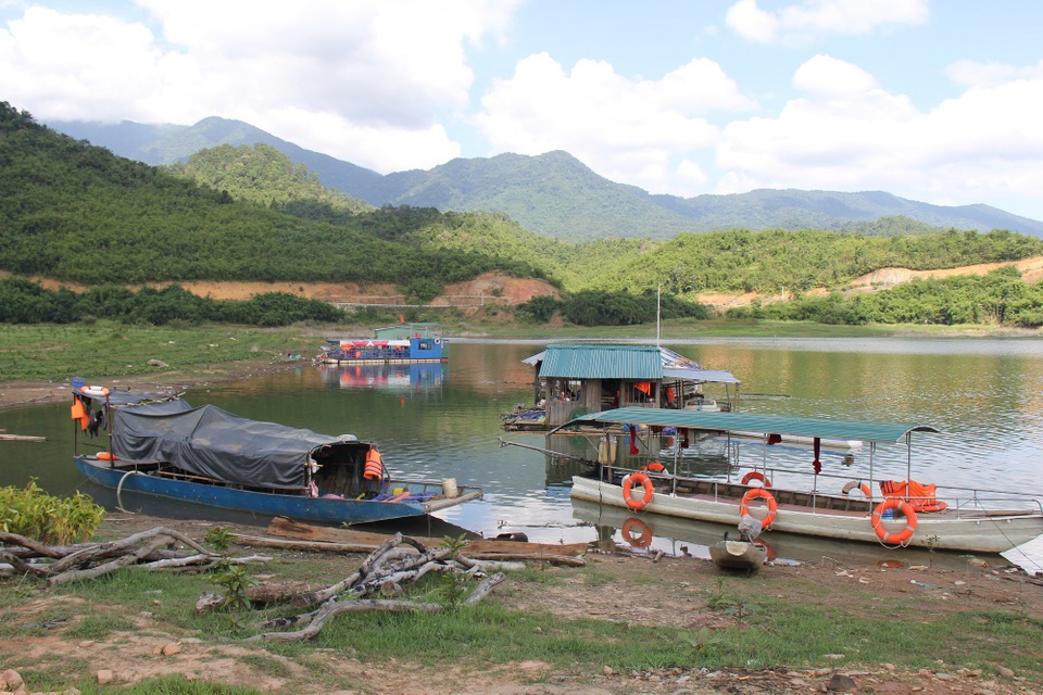 Từ khi Thủy điện Đồng Nai đi vào hoạt động, người dân nhiều nơi đổ về đây mưu sinh. Hàng chục căn nhà nổi trên mặt hồ xanh biếc, nằm nép mình bên những hòn đảo, tạo thành một làng chài nhỏ là nét đặc trưng của hồ Tà Đùng. Những lồng bè nuôi cá được ngư dân thiết kế ngay trên lòng hồ để tận dụng nguồn thức ăn có sẵn trong tự nhiên.