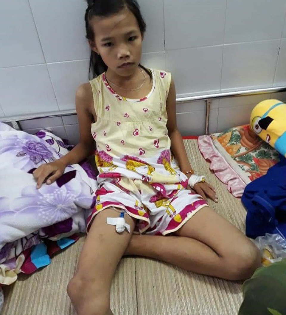 Bị bố mẹ bỏ rơi, bé gái mồ côi đếm ngược chờ ngày chết vì bệnh suy thận - 8 Do không có điều kiện ngoại trú, Hòa xin ông ngoại về nhà