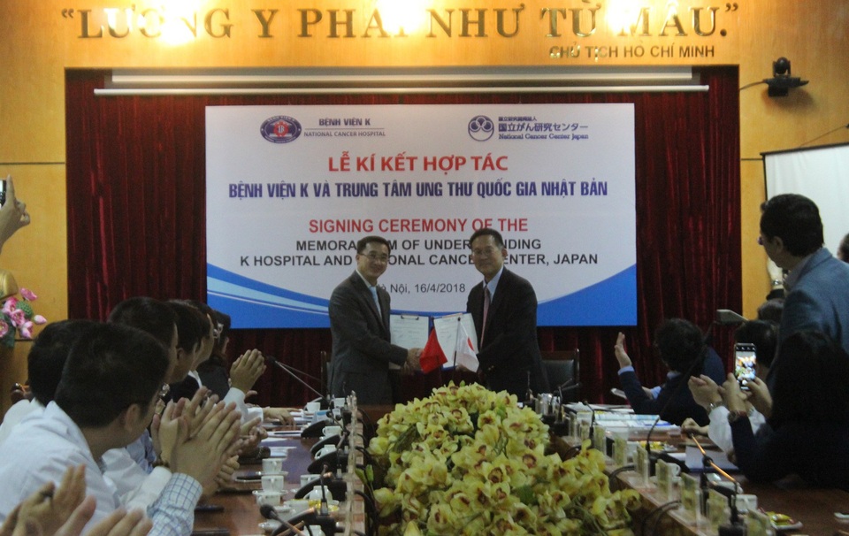 Việt Nam sẽ hội chẩn trực tuyến ca bệnh ung thư với Nhật Bản - 1 GS.TS Trần Văn Thuấn, Giám đốc BV K và Trung tâm ung thư Quốc gia Nhật Bản kí kết hợp tác.