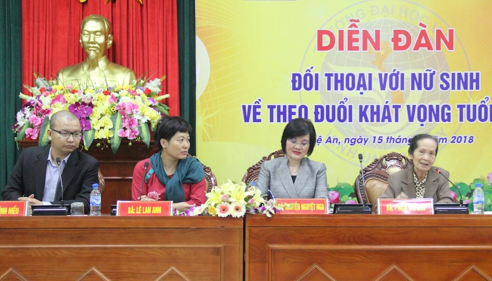 “Nhiều bạn trẻ hiện nay không biết mình thích gì” - 1
Bà Phạm Chi Lan (ngoài cùng bên phải) - chuyên gia kinh tế, nguyên Tổng thư ký và Phó Chủ tịch Phòng Thương mại và Công nghiệp Việt Nam (VCCI) chia sẻ tại chương trình.