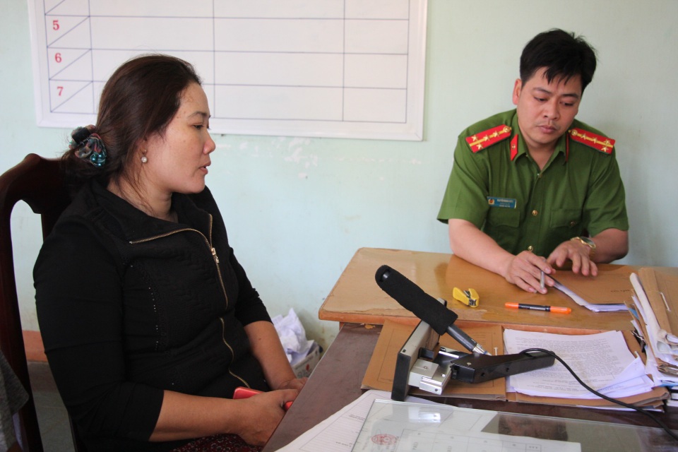 Người dân tới cơ quan công an phản ánh việc bị lừa đảo chiếm đoạt tiền tỷ