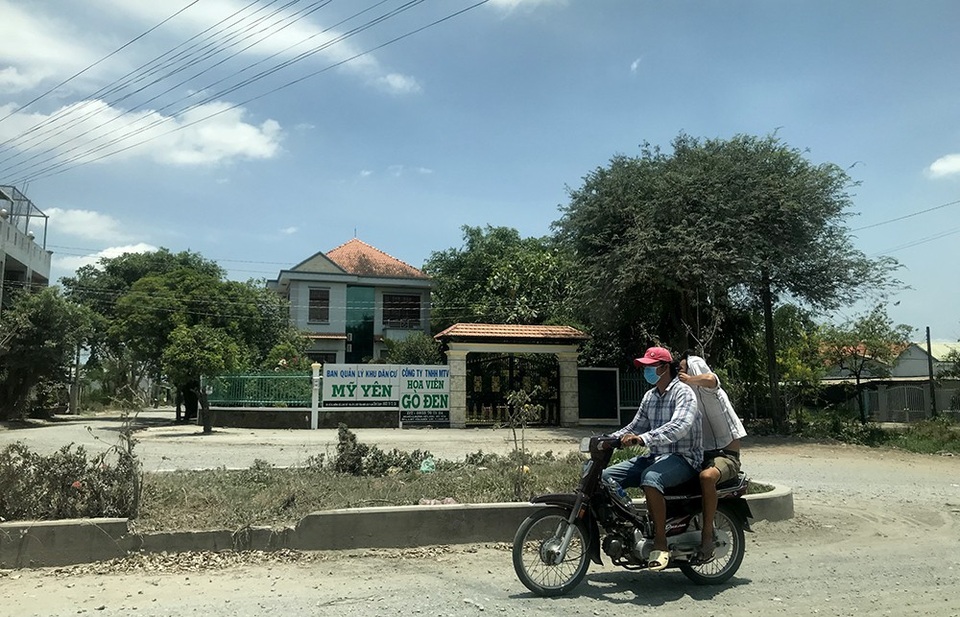 Hình ảnh khu dân cư ngổn ngang sau 14 năm thực hiện dự án khiến người dân ngao ngán! - 8 Kết luận thanh tra số 107/KL-UBND ngày 26/1/2011 của UBND huyện Bến Lức thể hiện, trong tổng số 548 giấy chứng nhận quyền sử dụng đất (giấy CNQSDĐ) đã được cấp, Cty Thép Long An đã chuyển quyền cho 374 cá nhân.