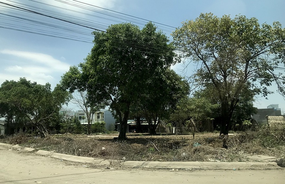 Hình ảnh khu dân cư ngổn ngang sau 14 năm thực hiện dự án khiến người dân ngao ngán! - 5 Những hạng mục có xây dựng nhưng chưa hoàn chỉnh tại khu dân cư Mỹ Yên như san lắp nền, lắp đặt hệ thống thoát nước, hố ga, hệ thống cung cấp điện sinh hoạt, cấp nước sinh hoạt, điện chiếu sáng công cộng...