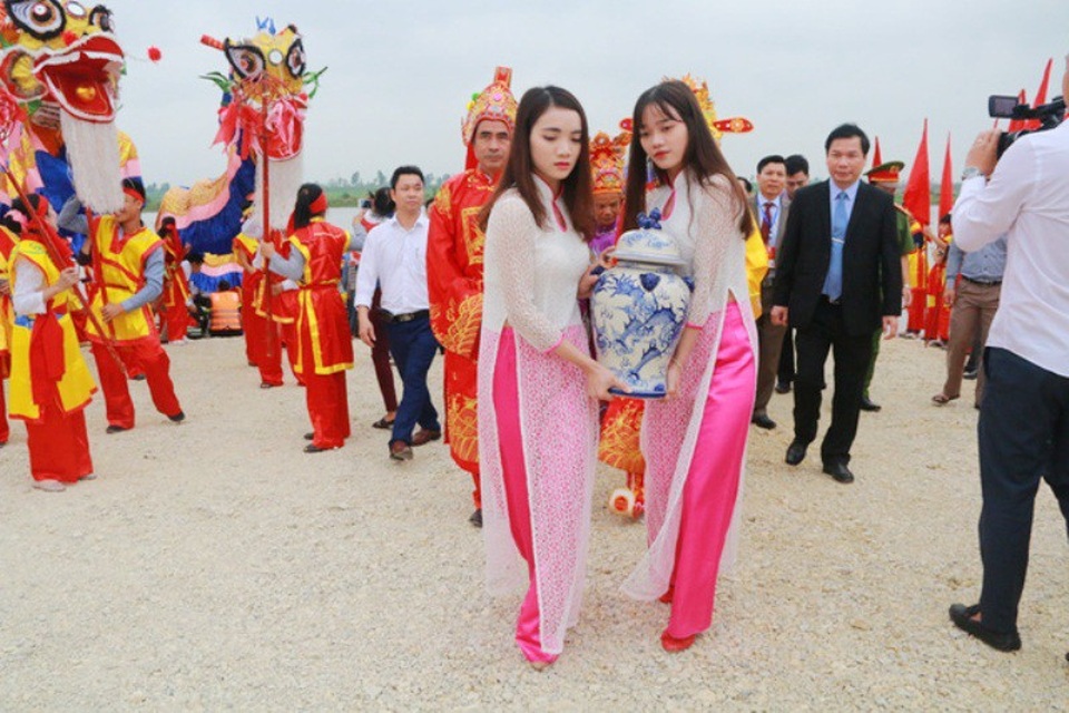Ninh Bình: Sẵn sàng cho đại lễ 1050 năm nhà nước Đại Cồ Việt - 2 Độc đáo nghi lễ rước nước dâng vua Đinh tại lễ hội Hoa Lư.