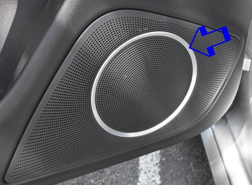 
Hệ thống loa trên cánh cửa của xe Audi
