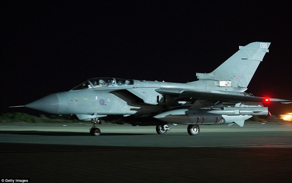 Anh lo bảo vệ căn cứ không quân khi không kích Syria - 1
Máy bay Typhoon của Anh xuất kích từ căn cứ ở Síp tham gia không kích Syria. (Ảnh: Getty)