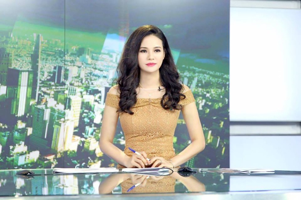 Tiết lộ hình ảnh không lên sóng của BTV Thu Hương “Chuyển động 24h” - 18 Thu Hương đến với công việc MC ngay từ khi còn là sinh viên. Khi đó, nhờ khả năng nói tiếng Anh lưu loát mà cô đã được giao dẫn chương trình trong một cuộc thi sắc đẹp cùng nam MC Hà Châu.