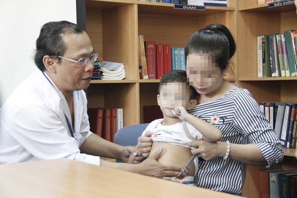 
Mắc bệnh lý hiếm gặp, bệnh nhi đã may mắn được bác sĩ phẫu thuật cứu sống
