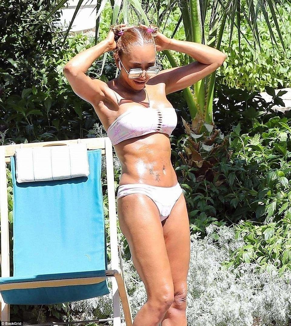 Mel B khoe thân hình cơ bắp sau 3 lần sinh nở - 17 Mel B khoe thân hình cơ bắp sau 3 lần sinh nở - 17