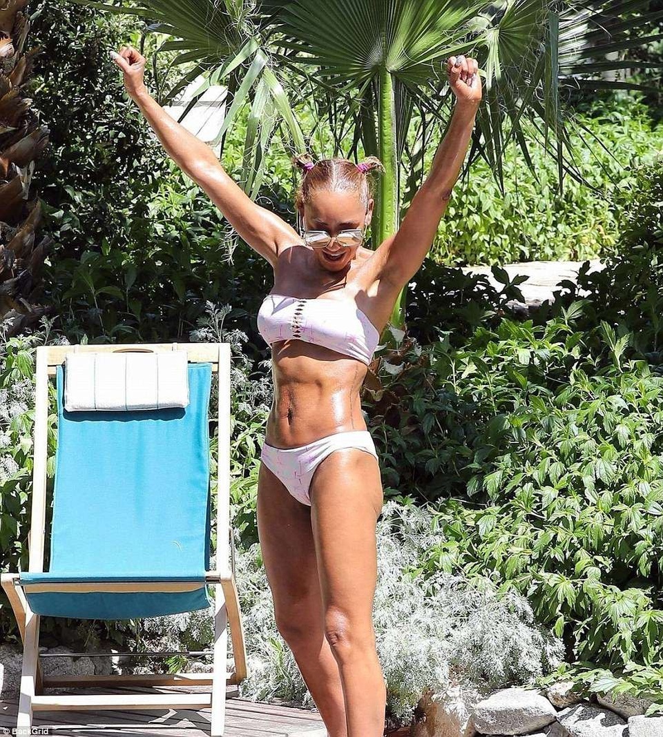 Mel B khoe thân hình cơ bắp sau 3 lần sinh nở - 21 Mel B khoe thân hình cơ bắp sau 3 lần sinh nở - 21