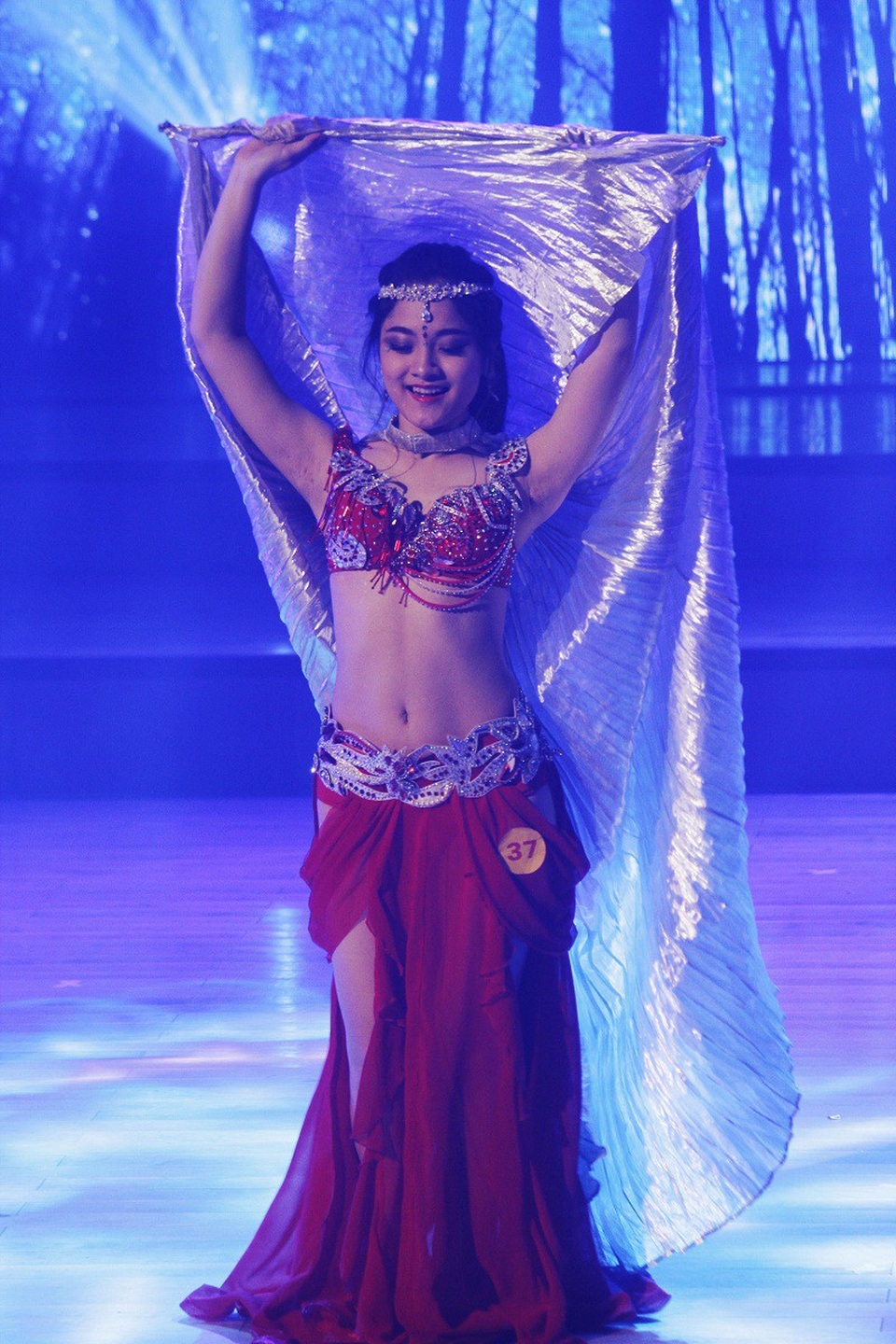Nữ sinh HV Âm nhạc trình diễn đánh trống nước, khiêu vũ chuyên nghiệp - 1 Phần thể hiện belly dance quyến rũ của nữ sinh Nguyễn Thị Thu Lương