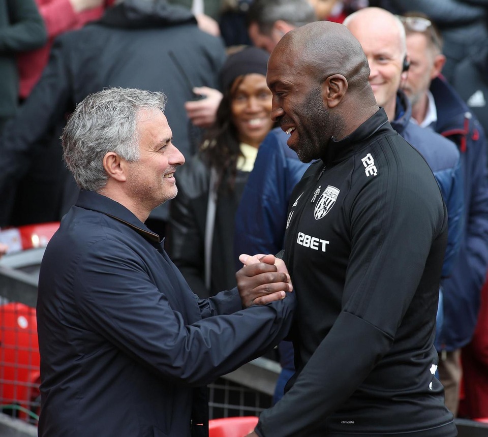 Nhìn lại thất bại cay đắng của MU trước West Brom - 1
HLV Mourinho (trái) niềm nở bắt tay huấn luyện viên tạm quyền Darren Moore (phải) khi MU tiếp West Brom trong khuôn khổ vòng 34 Premier League