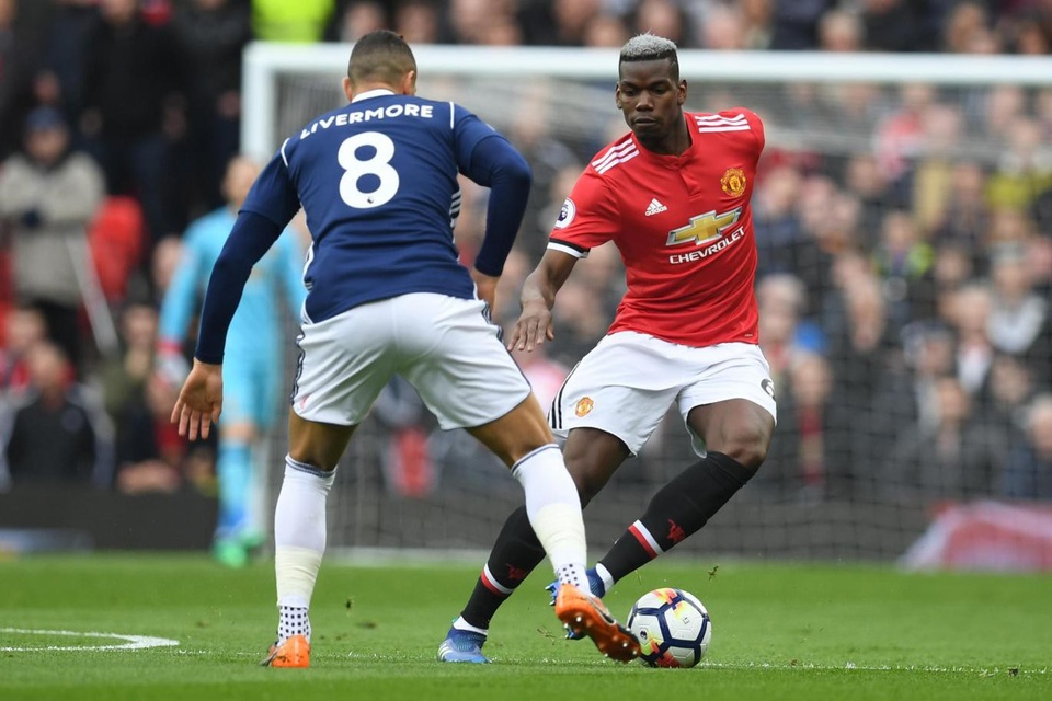 Nhìn lại thất bại cay đắng của MU trước West Brom - 3
Pobga (phải) cố đi bóng qua Livermore (trái), tiền vệ người Pháp có trận thứ ba liên tiếp có tên trong đội hình xuất phát của MU