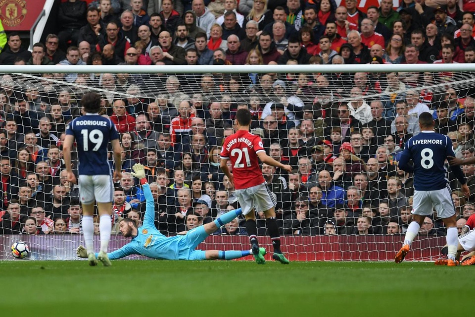 Nhìn lại thất bại cay đắng của MU trước West Brom - 4
Phản công đơn giản, nhưng West Brom dễ dàng tiếp cận khung thành của De Gea. Thủ thành người Tây Ban Nha vẫn chơi xuất sắc trước khung gỗ để từ chối các cơ hội ghi bàn của đối phương