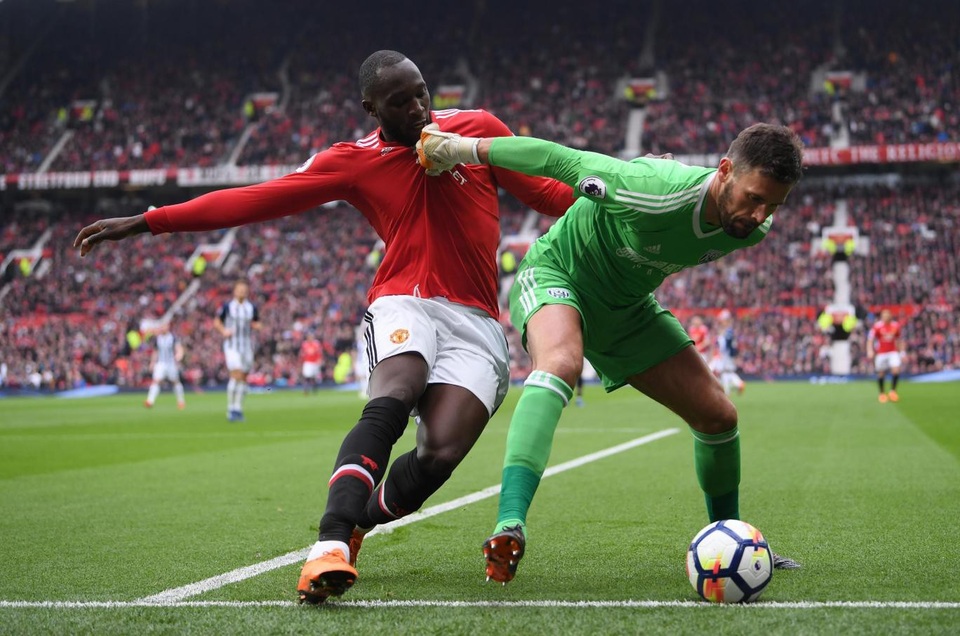 Nhìn lại thất bại cay đắng của MU trước West Brom - 5
Bên kia chiến tuyến, thủ thành Foster (phải) cũng thi đấu rất xuất sắc. Cựu thủ môn của MU ra vào hợp lý khiến các cầu thủ của Mourinho câm lặng