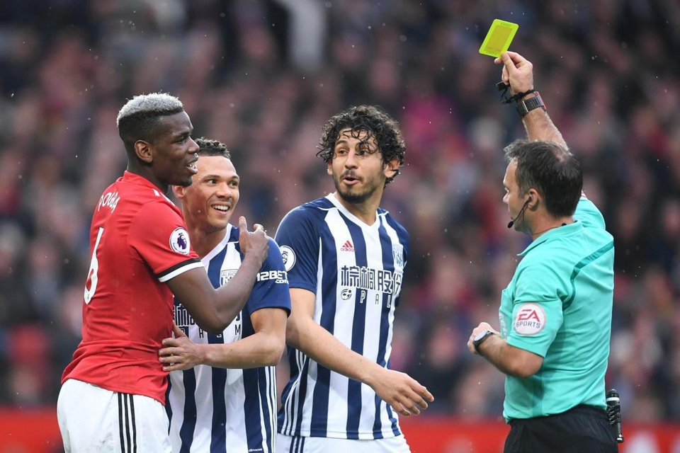 Nhìn lại thất bại cay đắng của MU trước West Brom - 6
Pogba (trái) nhận thẻ vàng sau khi dùng tay chơi bóng