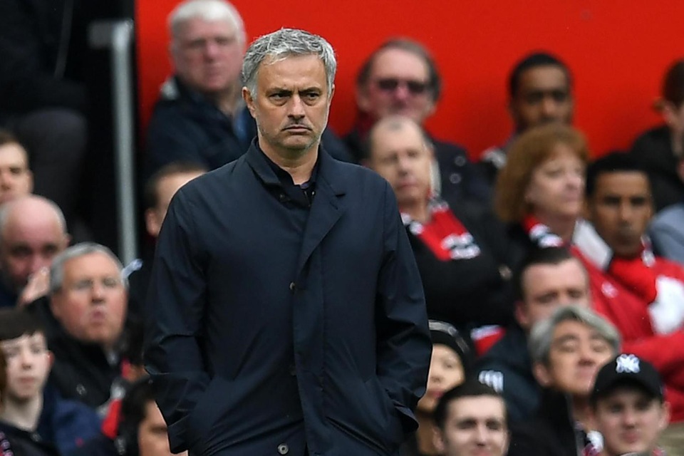 Nhìn lại thất bại cay đắng của MU trước West Brom - 7
Vẻ mặt đăm chiêu của Mourinho khi nhìn các học trò thi đấu rời rạc