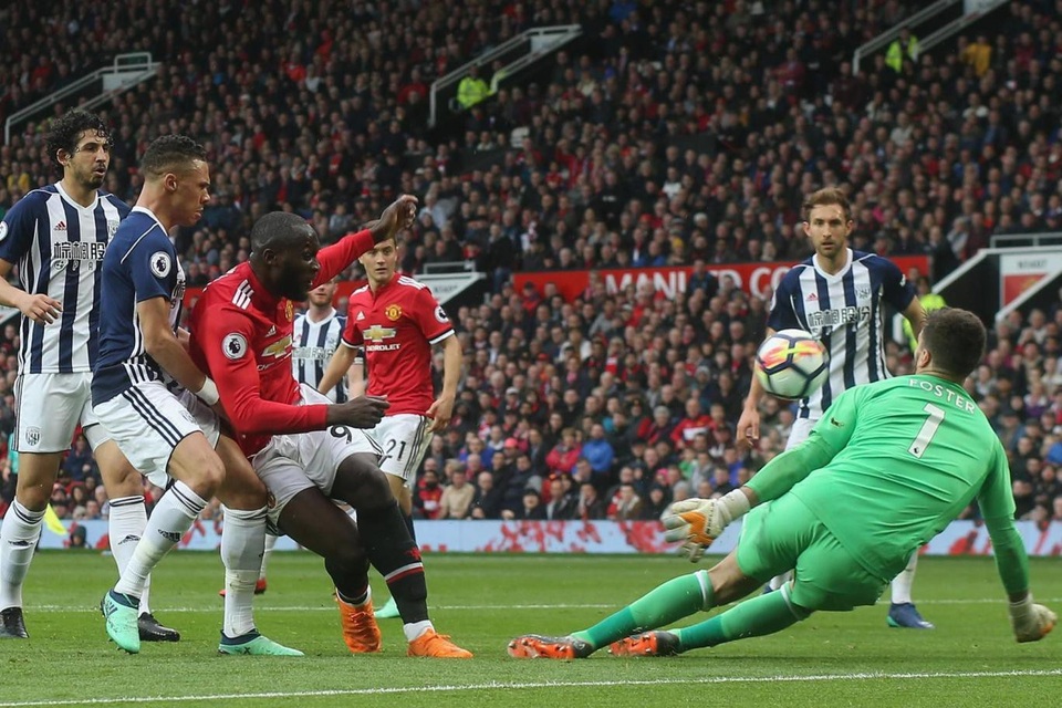 Nhìn lại thất bại cay đắng của MU trước West Brom - 8
Thủ thành Foster cản phá pha dứt điểm của Lukaku và sau đó là của Sanchez
