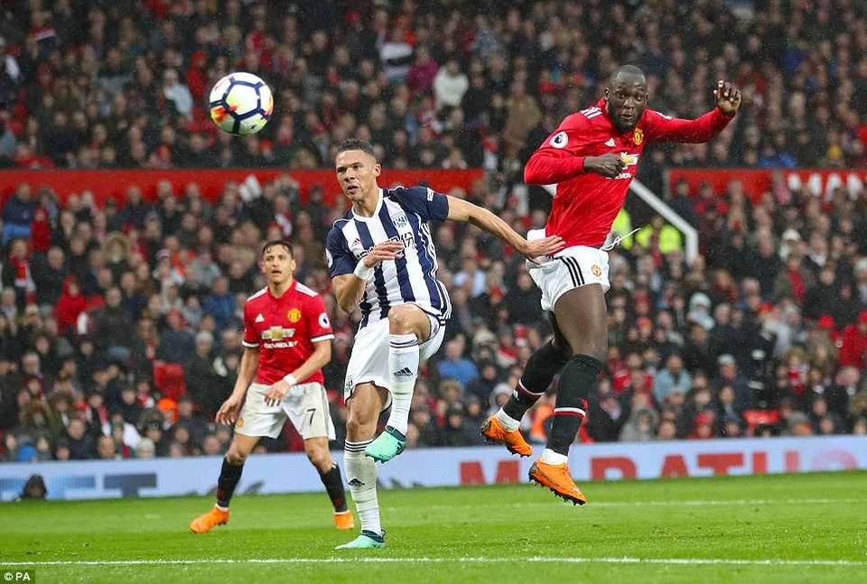 Nhìn lại thất bại cay đắng của MU trước West Brom - 13
Dứt điểm bằng chân không thành, Lukaku thử tìm kiếm vận may bằng một pha đánh đầu nhưng vẫn không thắng được Foster