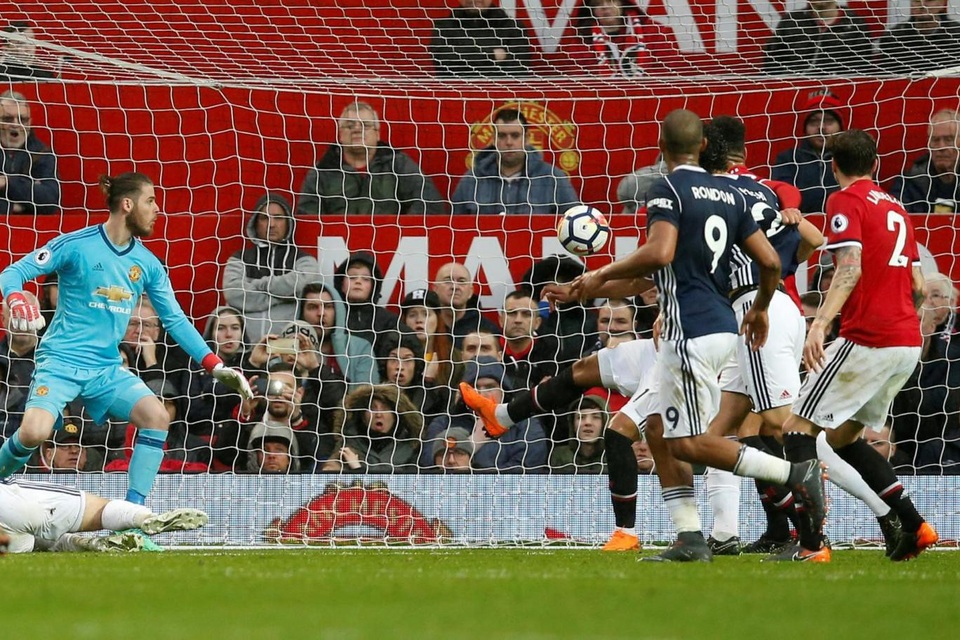 Nhìn lại thất bại cay đắng của MU trước West Brom - 15
Phút 73, Rodriquez đánh đầu đưa bóng vào lưới mở tỉ số trận đấu