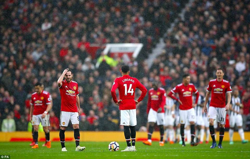 Nhìn lại thất bại cay đắng của MU trước West Brom - 19
Các cầu thủ MU buồn bã giao bóng lại
