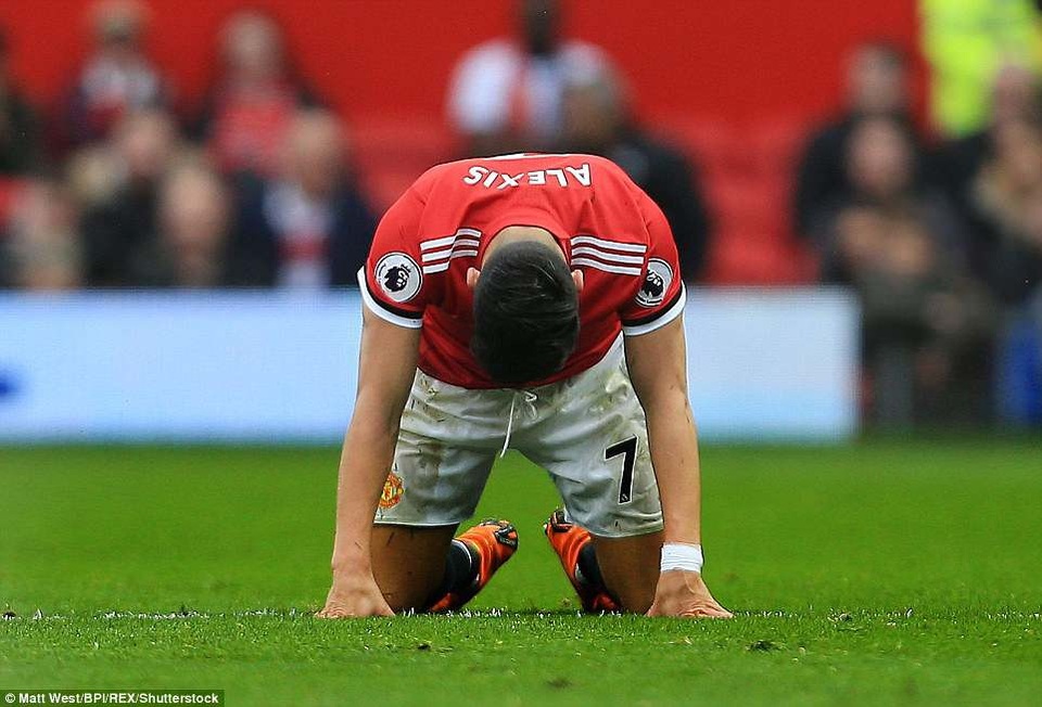 Nhìn lại thất bại cay đắng của MU trước West Brom - 20
Sự bất lực trong việc ghi bàn của Sanchez tiêu biểu cho sự bế tắc của MU ở trận đấu này