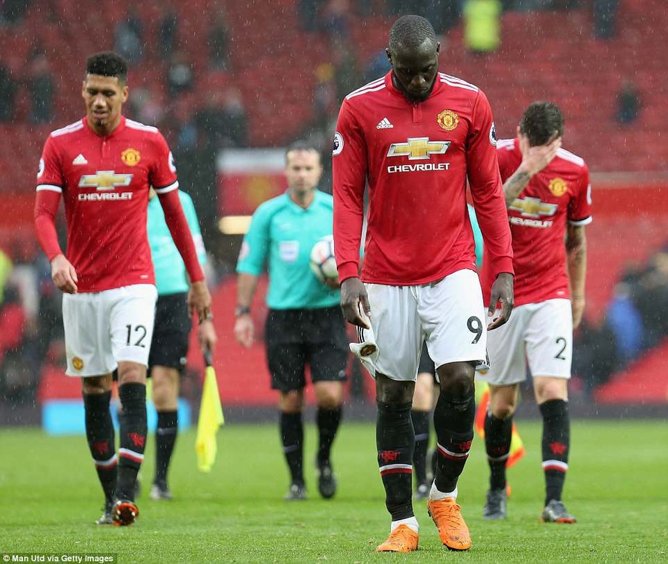 Nhìn lại thất bại cay đắng của MU trước West Brom - 21
Các cầu thủ MU cúi đầu rời sân sau khi bị thua trận
