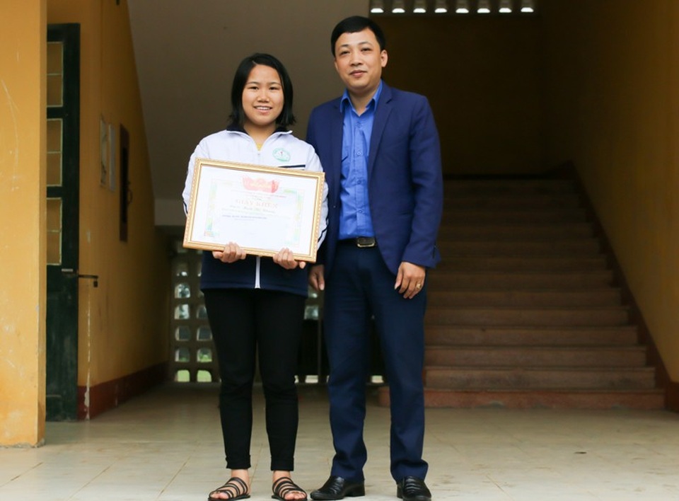 Nữ sinh lớp 12 dũng cảm cứu cháu bé 3 tuổi dưới giếng sâu - 2 Huyện đoàn Nông Cống đã trao giấy khen cho em Nhung vì đã có hành động dũng cảm cứu em nhỏ bị nạn dưới giếng sâu