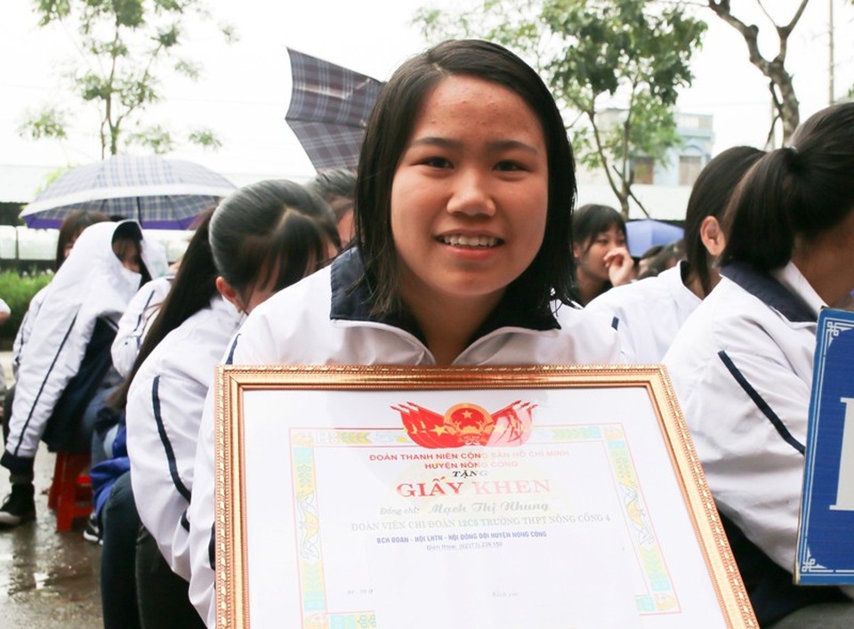 Nữ sinh lớp 12 dũng cảm cứu cháu bé 3 tuổi dưới giếng sâu - 1 Em Mạch Thị Nhung, Đoàn viên Chi đoàn lớp 12C5, trường THPT Nông Cống 4