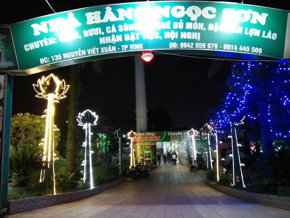 Bàng hoàng nhà hàng mọc "lọt thỏm" dưới đường điện cao thế! - 12 Nhà hàng vi phạm có quyết định đình chỉ, xử phạt tuy nhiên nó vẫn hoạt động.