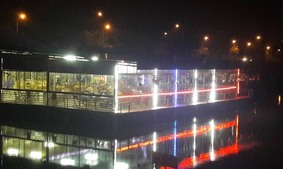 Bàng hoàng nhà hàng mọc "lọt thỏm" dưới đường điện cao thế! - 6 Nhà hàng được xây dựng khá kiên cố.