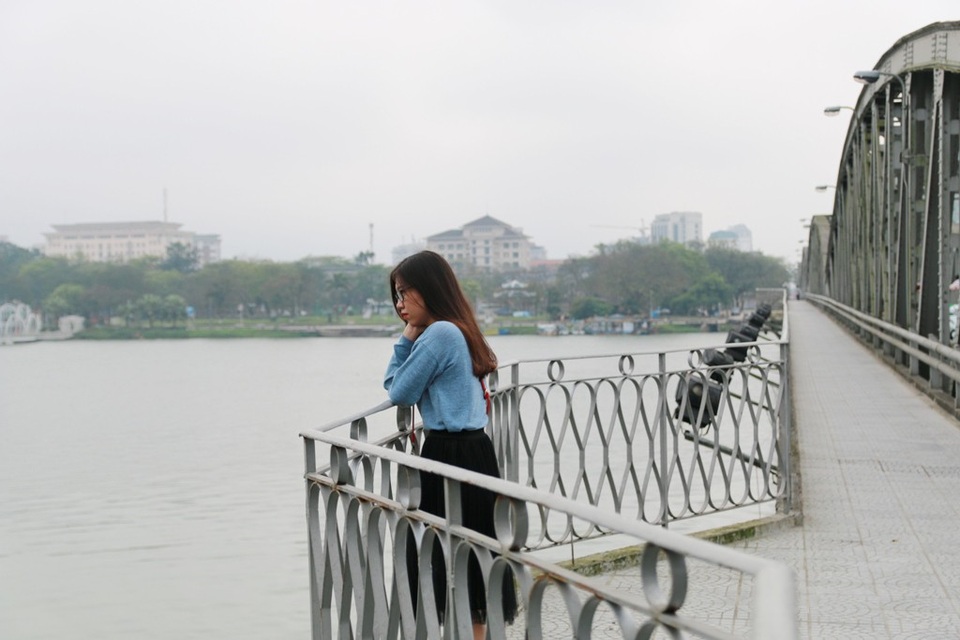 Những góc ngắm cảnh đẹp mê hồn trên cầu Trường Tiền - 3 Một thiếu nữ dừng chân ngắm cảnh trên cầu