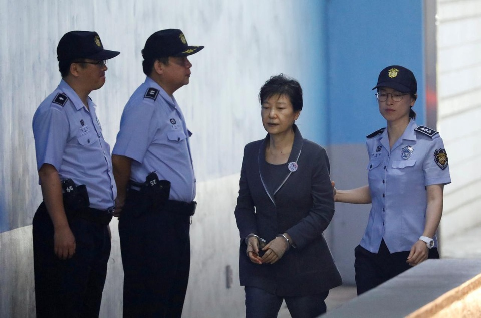 Cựu Tổng thống Hàn Quốc Park Geun-hye không kháng cáo án 24 năm tù - 1
Cựu Tổng thống Hàn Park Geun-hye bị áp giải tới Tòa án Seoul hôm 7/4/2017. (Ảnh: Reuters)