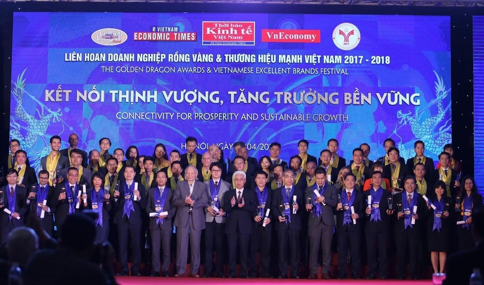 Skyworth Việt Nam được vinh danh tại giải thưởng Rồng Vàng lần thứ 17 - 1 Skyworth Việt Nam được vinh danh tại giải thưởng Rồng Vàng lần thứ 17 - 1