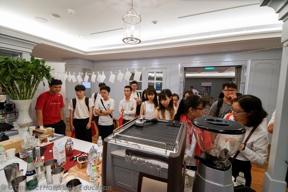 Triển lãm du học chuyên biệt ngành Quản trị khách sạn, Du lịch & Sự kiện - 2
Quầy học Pha chế cà phê (Barista) / Pha chế thức uống (Bartender) thu hút sự tham gia của nhiều bạn học sinh/ sinh viên tại G’Connect Hospitality Education Fair 2017
