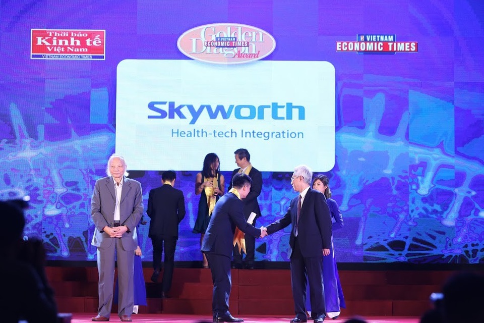 Skyworth Việt Nam được vinh danh tại giải thưởng Rồng Vàng lần thứ 17 - 2 Tại Giải thưởng Rồng Vàng năm nay, Skyworth Việt Nam đã được vinh danh trong hạng mục “Sản phẩm uy tín chất lượng cao”