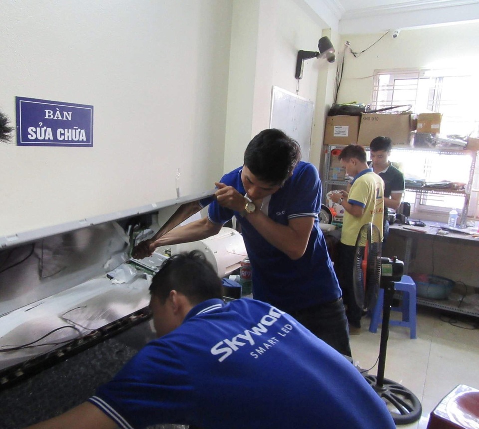 Skyworth Việt Nam được vinh danh tại giải thưởng Rồng Vàng lần thứ 17 - 4 Khi hết bảo hành, khách hàng vẫn được hỗ trợ sửa bởi đội ngũ kỹ thuật viên chuyên nghiệp của Skyworth (Ảnh tại một Trung tâm Bảo hành Uỷ quyền của Skyworth tại Hà Nội)
