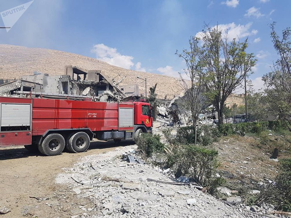 
Xe cứu hỏa tại hiện trường vụ không kích Trung tâm Barzeh. (Ảnh: Sputnik)
