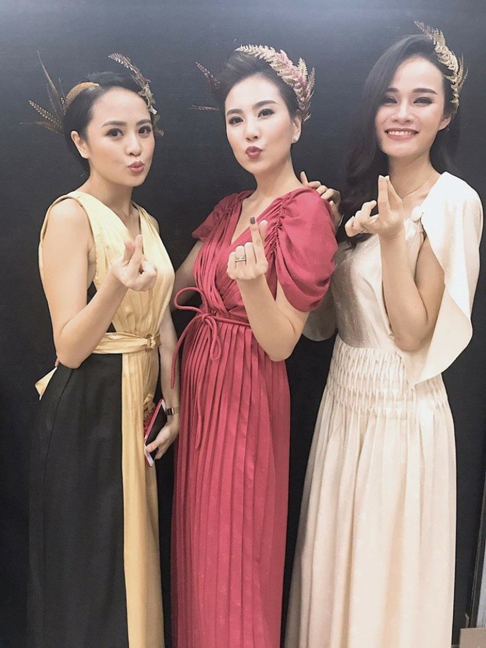 Tiết lộ hình ảnh không lên sóng của BTV Thu Hương “Chuyển động 24h” - 4 BTV Thu Hương và BTV Mai Ngọc, BTV Bích Ngọc.