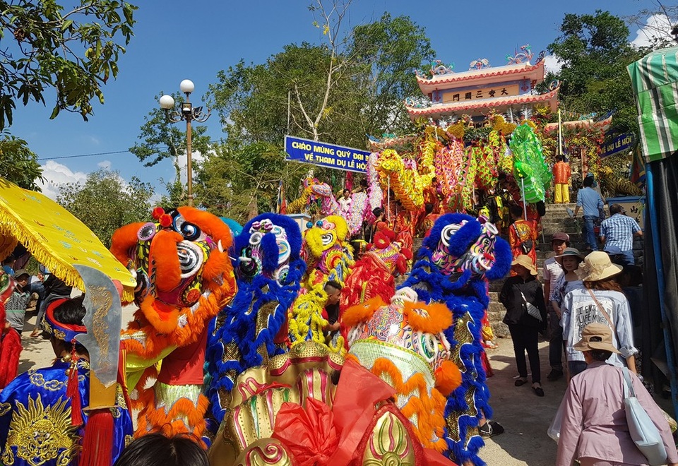 Hàng nghìn người dự lễ hội “Thiên Y Thánh Mẫu” ở Khánh Hòa - 3 Hàng nghìn người dự lễ hội “Thiên Y Thánh Mẫu” ở Khánh Hòa - 3