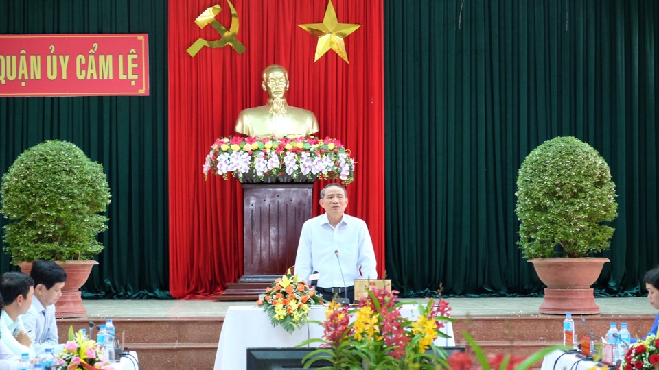 Bí thư Đà Nẵng: Hệ thống công quyền có bao nhiêu "người nhà" của Bí thư, Chủ tịch? - 1 Ông Trương Quang Nghĩa - Bí thư Thành uỷ Đà Nẵng làm việc với Quận uỷ Cẩm Lệ sáng 17/4
