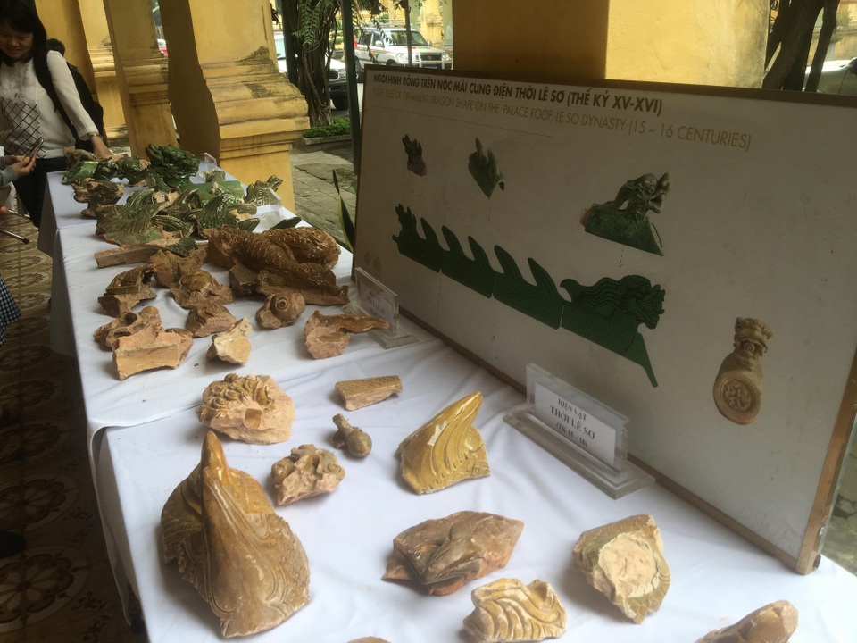 Một số di vật thời Lê sơ tìm thấy dưới lòng điện Kính Thiên. Ảnh: Tùng Long.