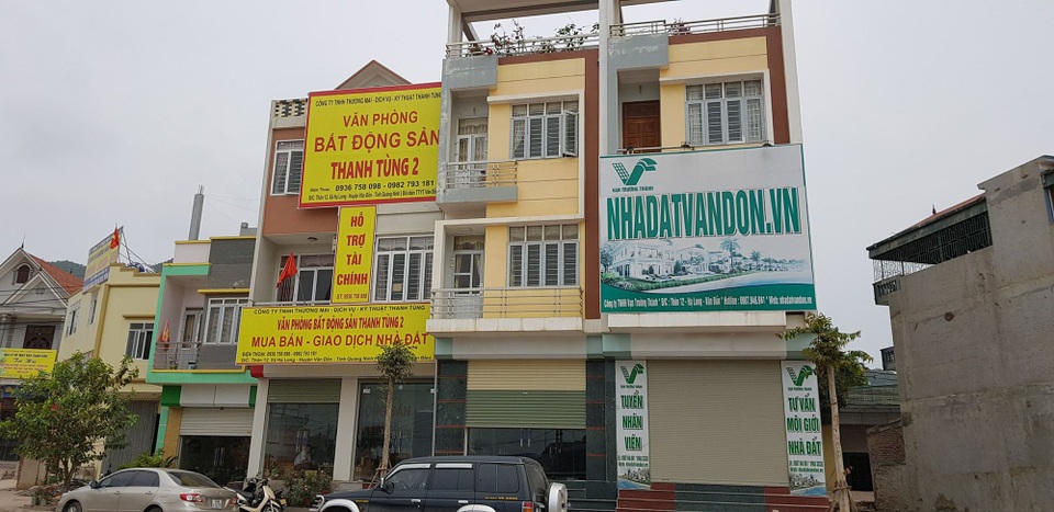 Giá đất tại Vân Đồn đang “nhảy múa” như thế nào? - 3
Các văn phòng nhà đất mọc lên như nấm sau mưa.