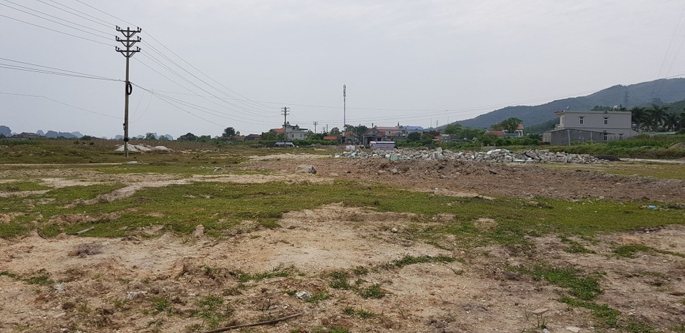 Giá đất tại Vân Đồn đang “nhảy múa” như thế nào? - 2
Khu tái định cư tại Ao Tiên, xã Hạ Long chỉ sau một năm tăng giá tới gần trăm lần.