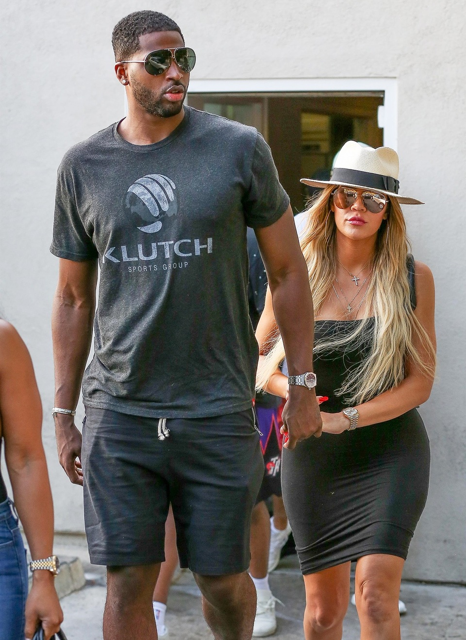 Khloe đặt tên con là "Sự Thật" - 4
Nguồn tin thân cận với Khloe tiết lộ với tạp chí People rằng: Sau tất cả, Khloe vẫn muốn tha thứ và tin Tristan thêm lần nữa để có cuộc sống vui vẻ bên anh ấy. Khloe yêu cuộc sống mà họ từng có, cô ấy yêu đứa con họ cùng với nhau, và cô ấy vẫn ước mơ họ sẽ trở thành một gia đình. Nếu cô ấy có thể tìm ra cách để xây dựng lại niềm tin với Tristan, cô ấy sẽ cố gắng.
