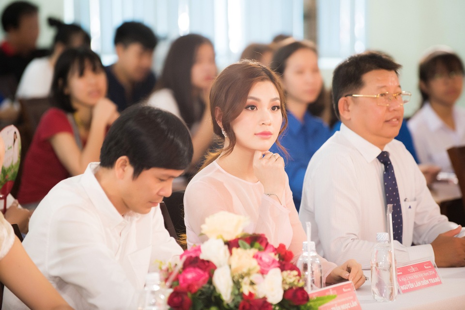 Chí Thiện gây sốc khi ngồi lên bàn học “ghẹo” nữ sinh đại học - 6 Á hậu Diễm Trang giao lưu với các sinh viên.