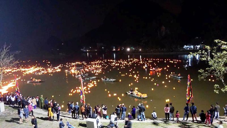 Dòng sông Sào Khê nằm ngay bên khu di tích lịch sử văn hóa cố đô Hoa Lư bừng sáng trong đêm hội.