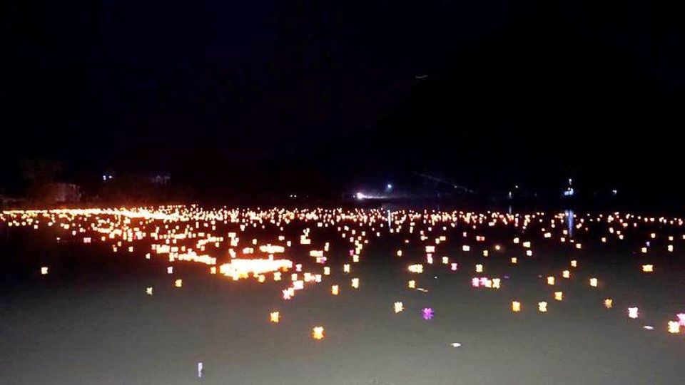 Hàng nghìn ngọn đèn hoa đăng lung linh rực sáng trên dòng sông Sào Khê.
