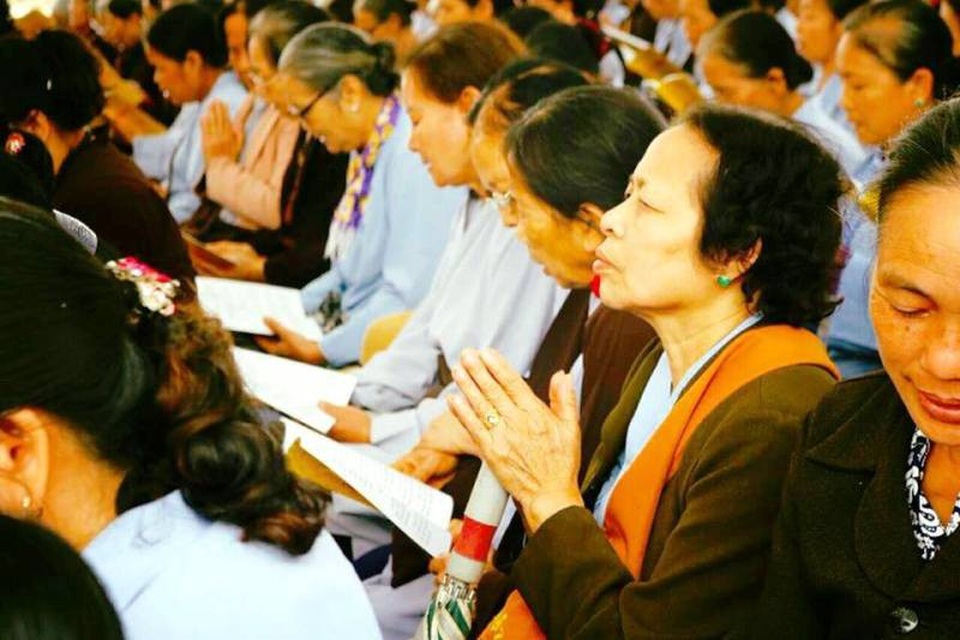 Các Phật tử cũng tĩnh lặng trong giờ phút làm lễ, chắp tay nguyện cầu những điều tốt đẹp nhất cho mọi người dân trên khắp đất nước Việt Nam.